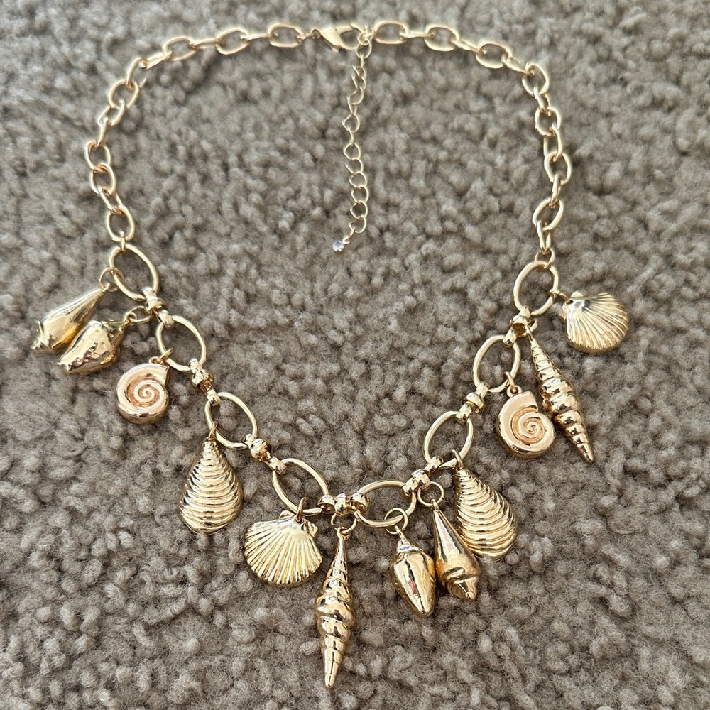 💫 Gold Shell Charm Necklace